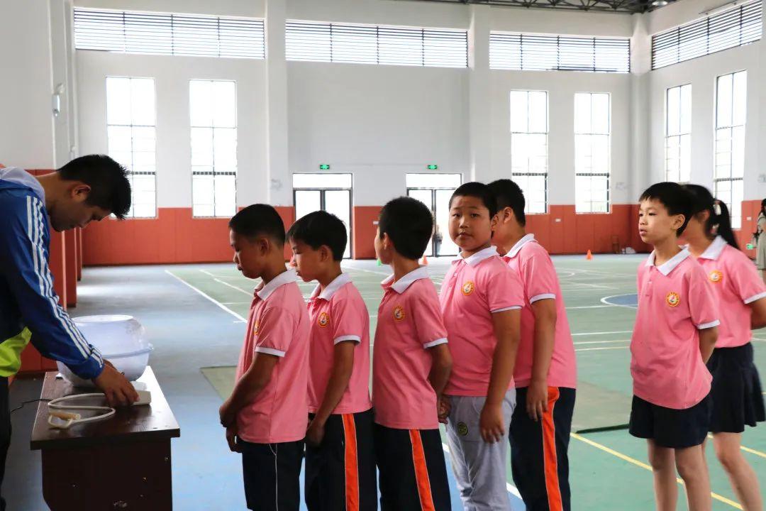 模拟活动让孩子理解责任与义务的重要性