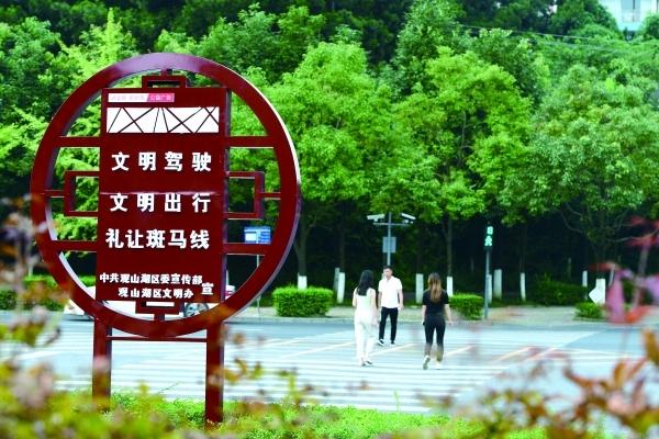 街头艺术，社会现实的映照与个人情感的表达