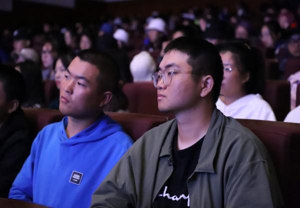 动画电影中的虚拟世界与现实对比探究