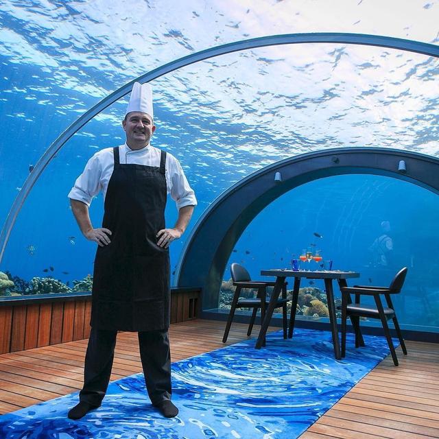 深海美食之旅，独特海底餐厅用餐体验