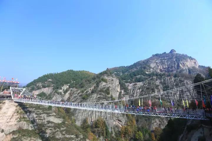高空玻璃桥上的心跳加速之旅