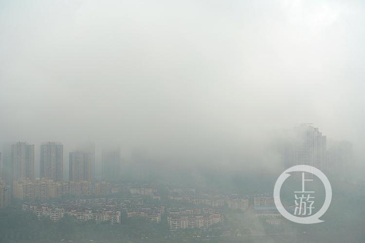 山顶云雾缭绕的梦幻景色