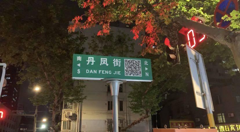小巷深处的灯光启幕，傍晚的第一缕温暖光晖
