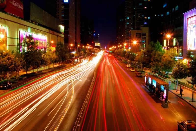 城市夜晚的璀璨灯火点亮繁华街道