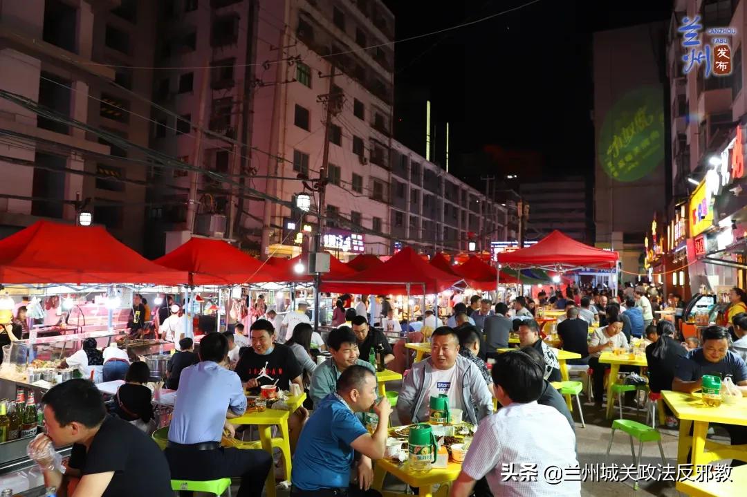 夏日晚风中的街头巷尾生活韵律