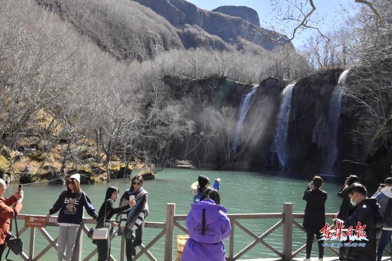 湖光山色间的瑰丽湖泊