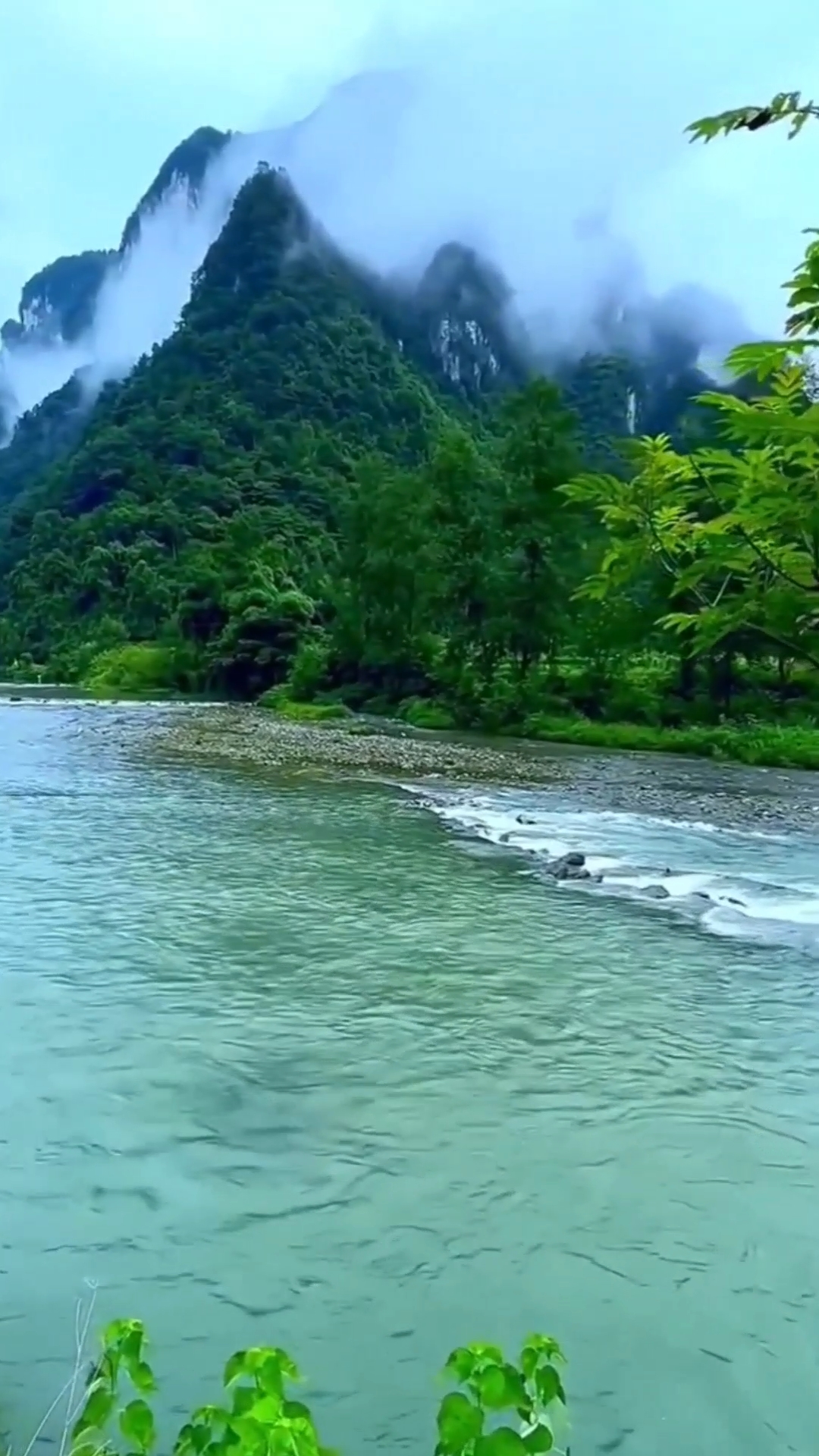 山川间的诗意舞蹈，行云流水与白云的交响诗
