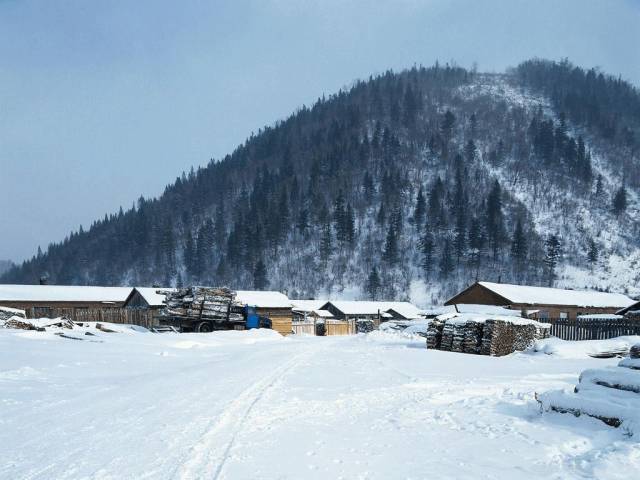 冬天山间小村庄，寒冷中的宁静与温馨