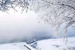 远山雪韵，太阳光辉与如画景致之美