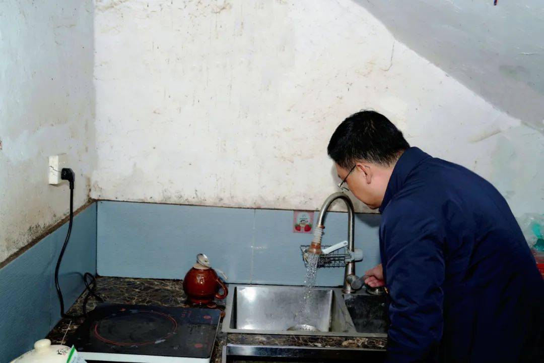 县政府热水供应引发公众行为探讨，进出县政府上厕所接热水的现象分析