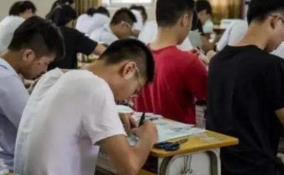 唐尚珺与初恋因反复复读分手