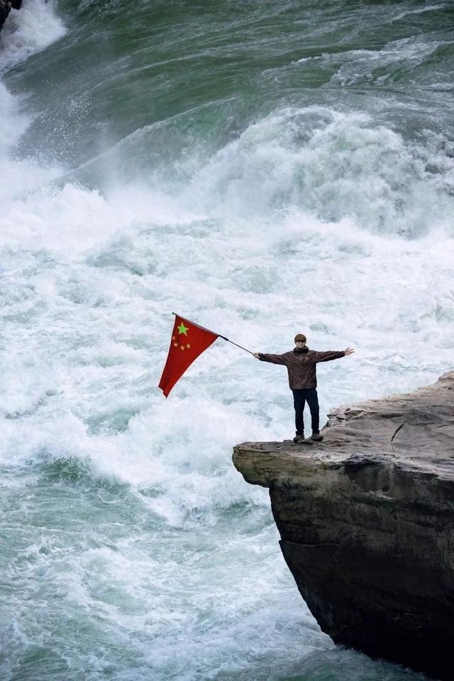 景区回应李现在虎跳峡举国旗，传统尊重与文明旅游倡导并重