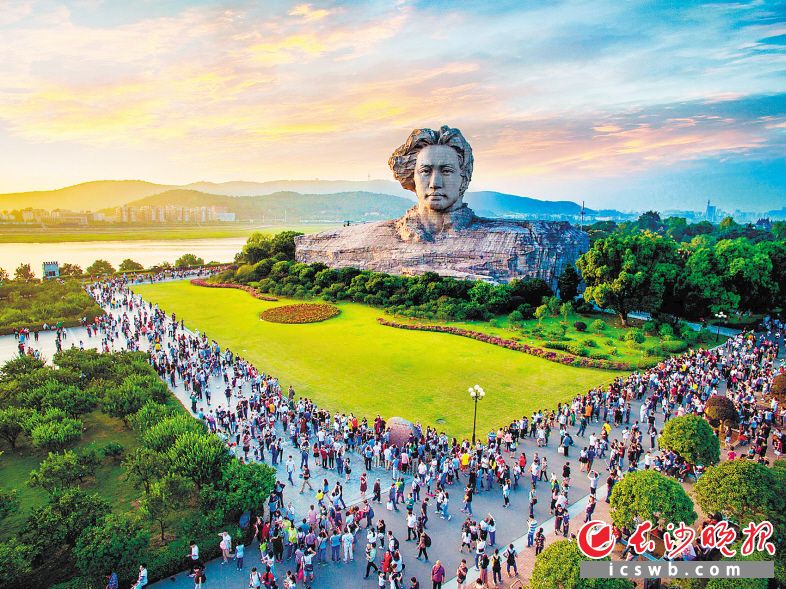 景区回应游客捡柚子行为，倡导文明旅游，共建和谐景区环境