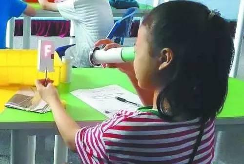 女子揭秘房顶小孔背后的秘密，针孔摄像头暗藏其中