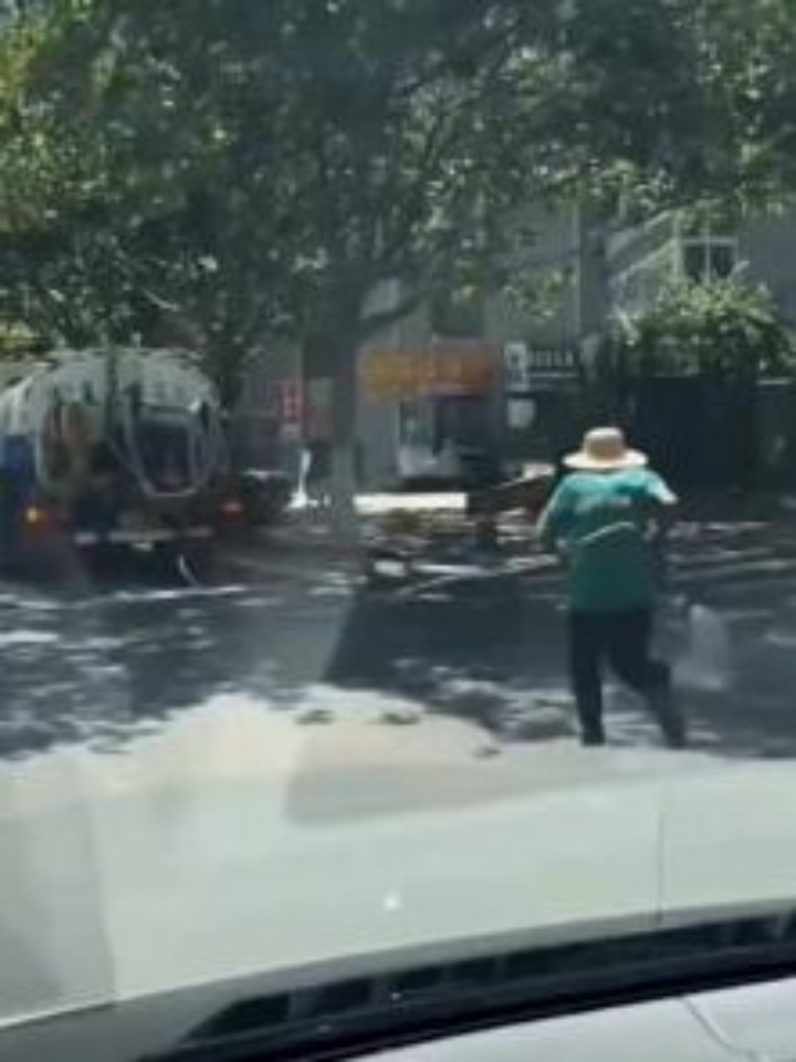 洒水车浇湿过路老人引发争议，城市管理与人文关怀的反思
