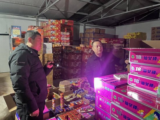 成都警方成功捣毁非法烟花窝点