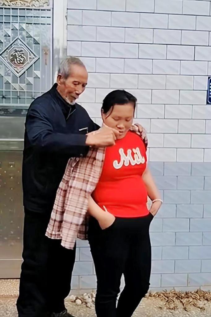 跨越年龄与障碍的深情告白，58岁男子迎娶失明女友的感人故事