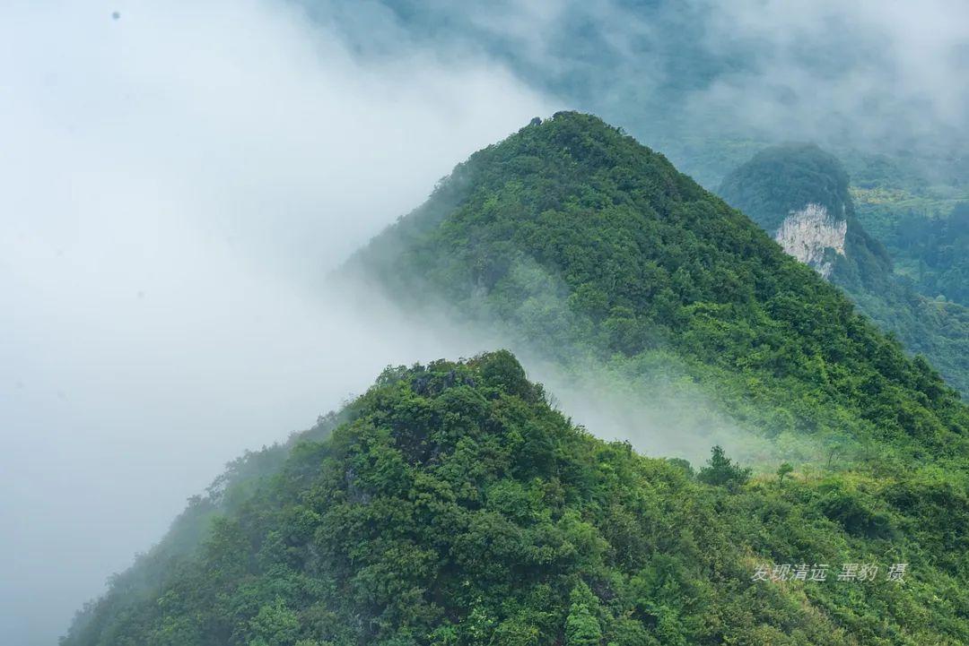 高山之巅迎日出，新的一天启航时