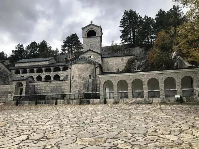 古老修道院中的宁静与沉思之道