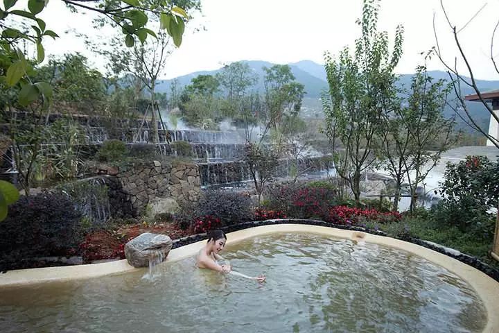 山间温泉的治愈之旅，泡澡享受自然之力