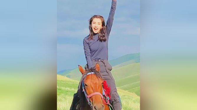 草原骑行之旅，自由与风采的交融