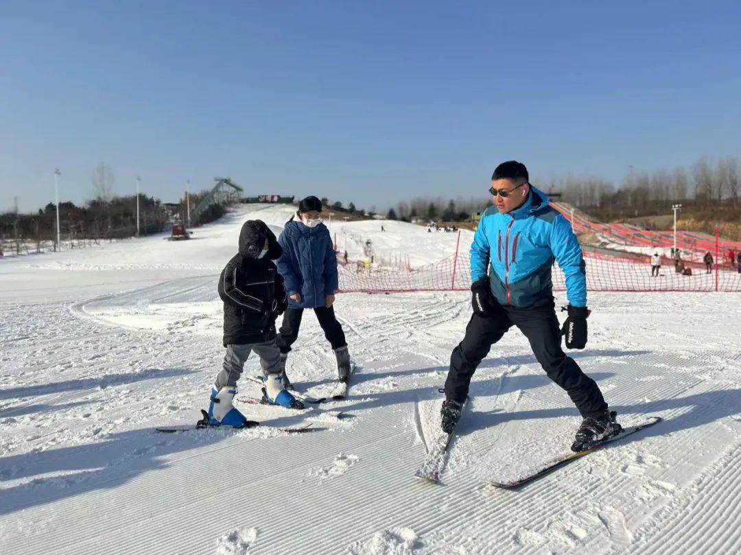 雪坡极速滑雪，追求刺激的滑雪之旅