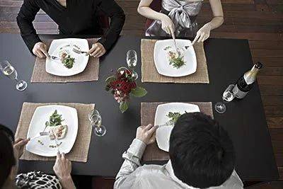跨文化餐桌礼仪探索，领略美食背后的尊重之道