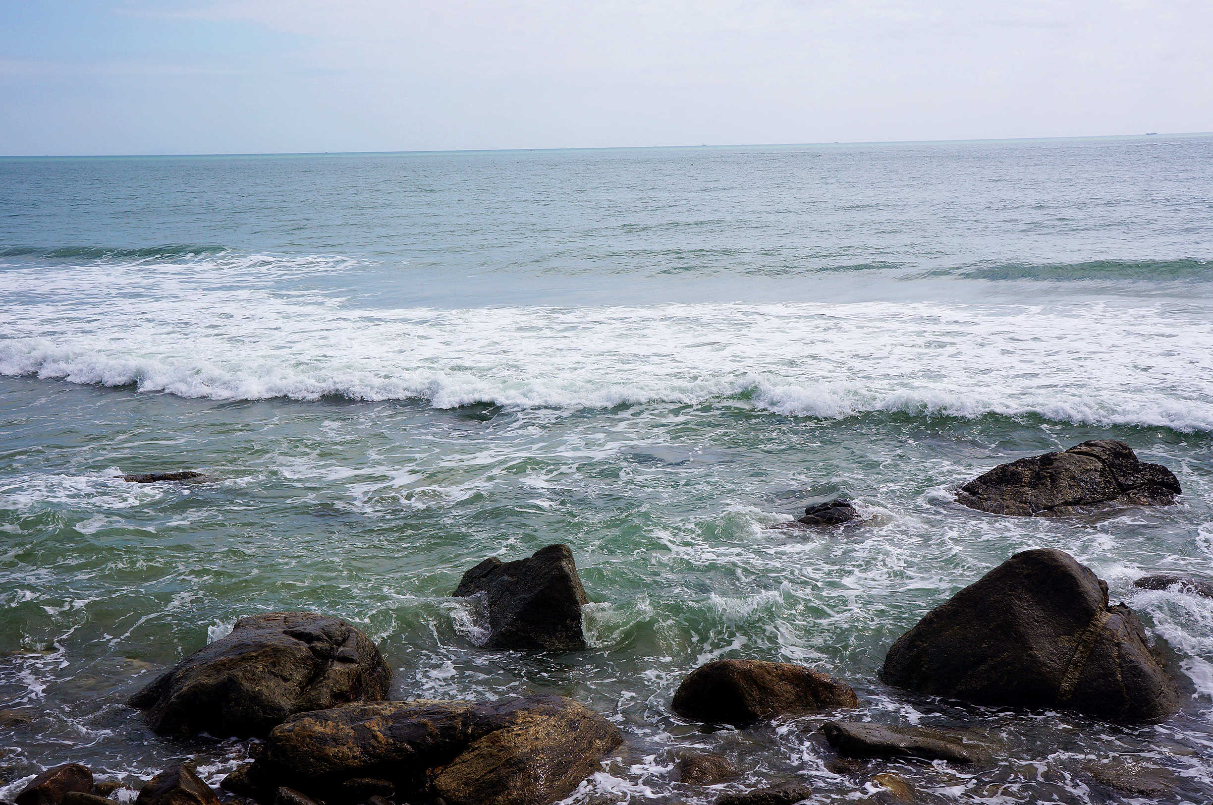 海浪拍打岩石的力量，海边的感悟