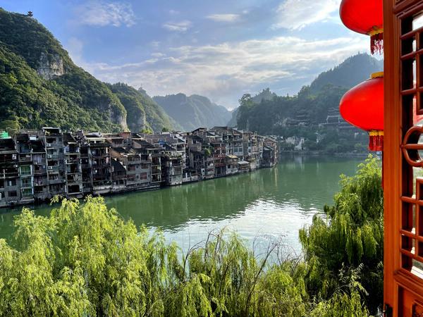 夏日露天市场的繁华画卷