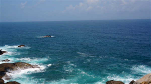 悬崖边的海景，无尽辽阔的震撼