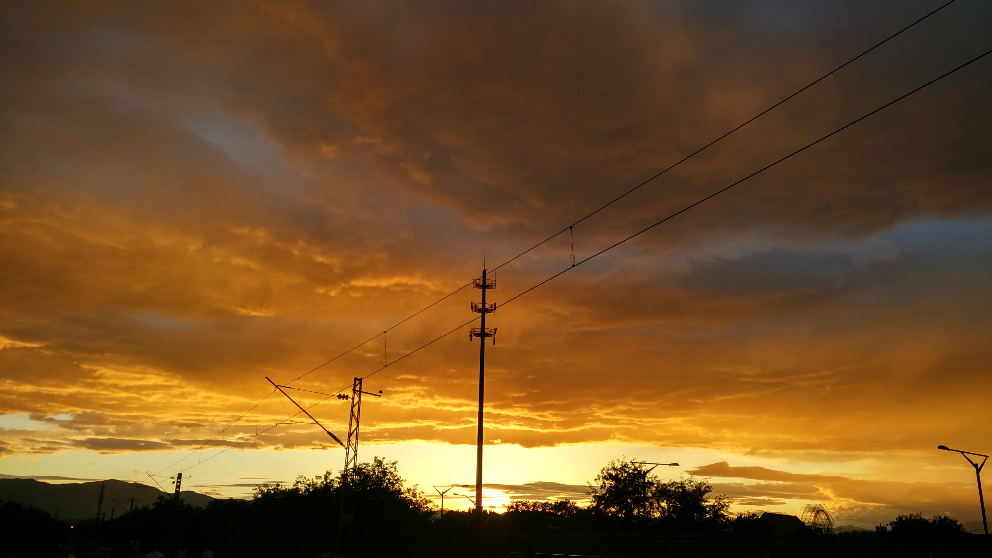 夕阳余晖下的街头诗意时光