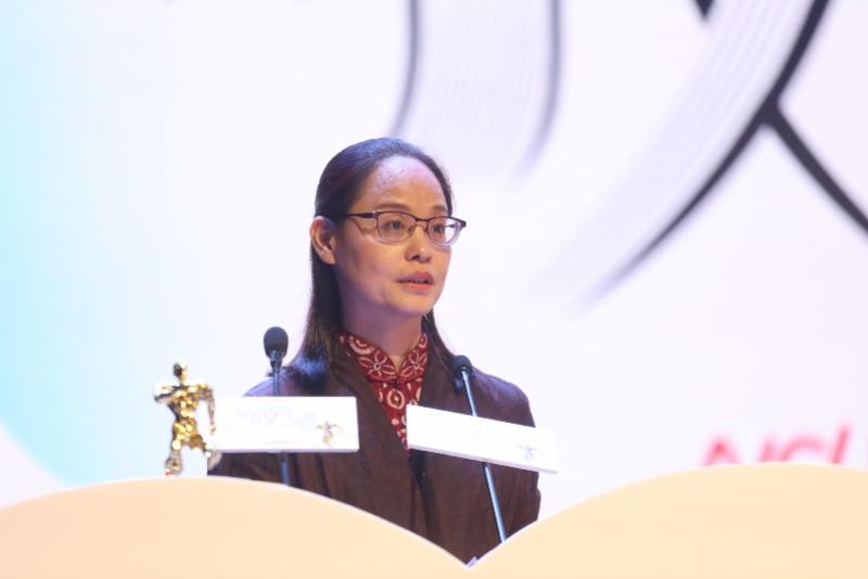 现代文学中情感与社会变革的复杂纽带探究