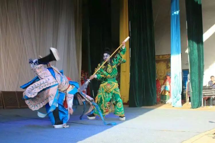 户外表演艺术中的情感传达与文化塑造力量