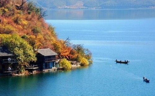 秘境湖泊的宁静之旅，划船畅享湖光山色