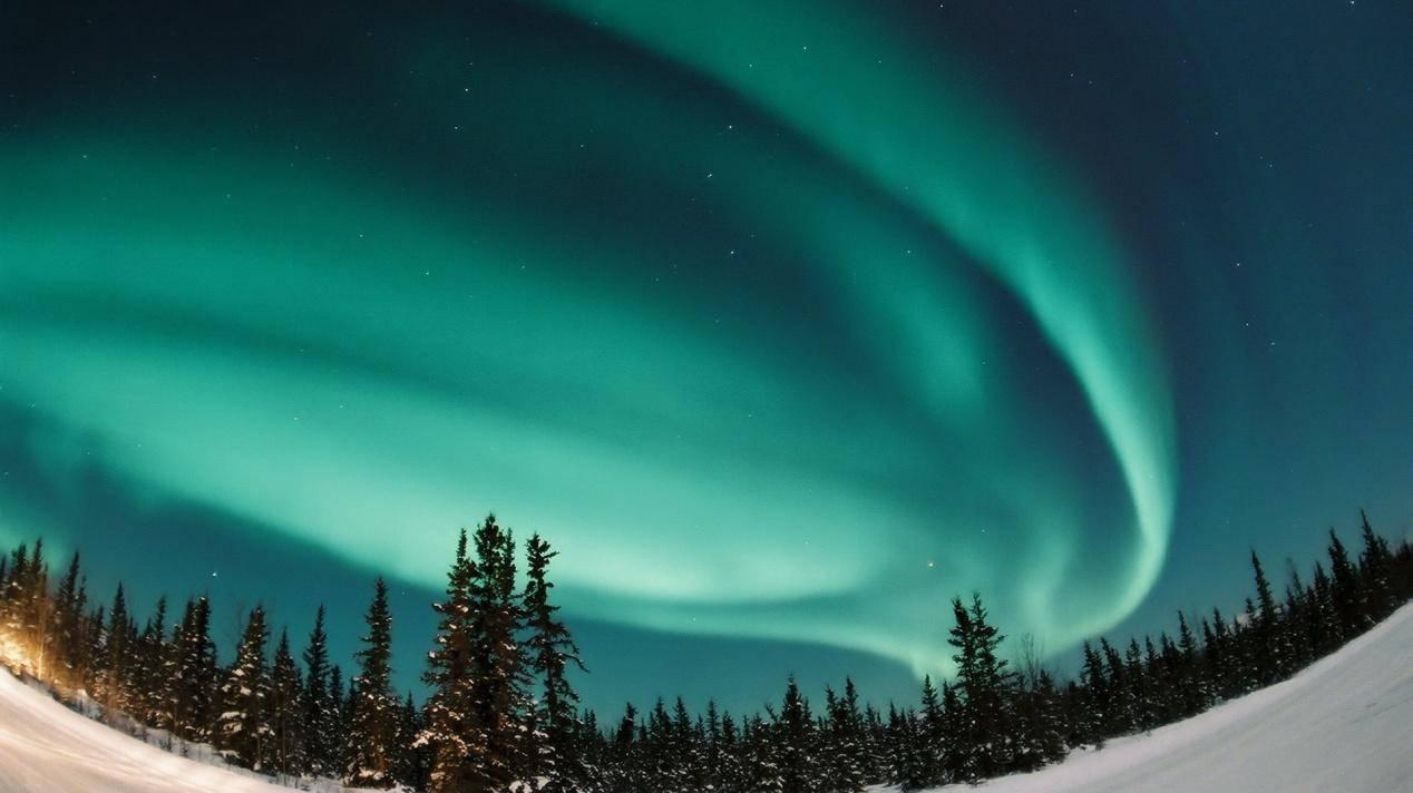 北极光奇幻之旅，追寻极地夜空下的神秘之光