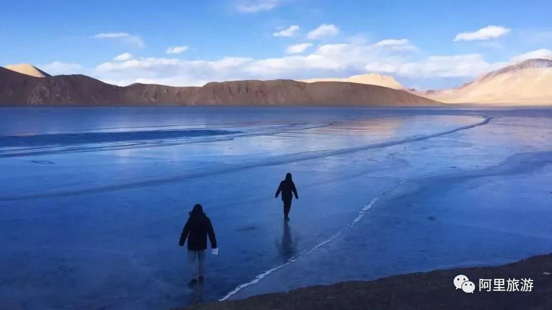 探访神秘湖泊，深邃湖水的奇幻之旅