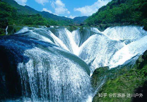 瀑布下的天然水疗之旅