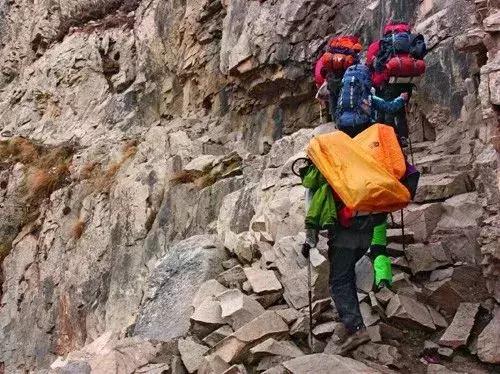 穿越绝美山脉，徒步旅行挑战极限之旅