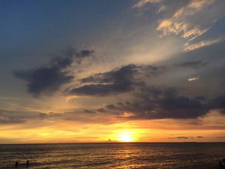 夕阳下的天际凝视，海平线与天空的绝美交融