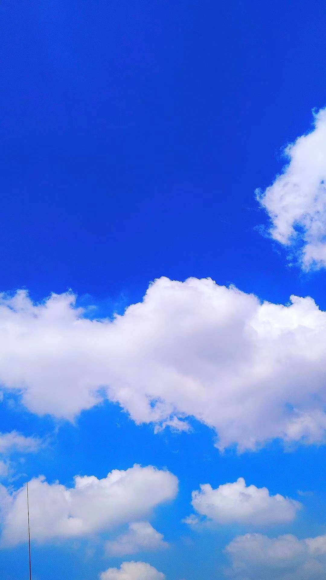 夏日晴空，自然的诗意画卷