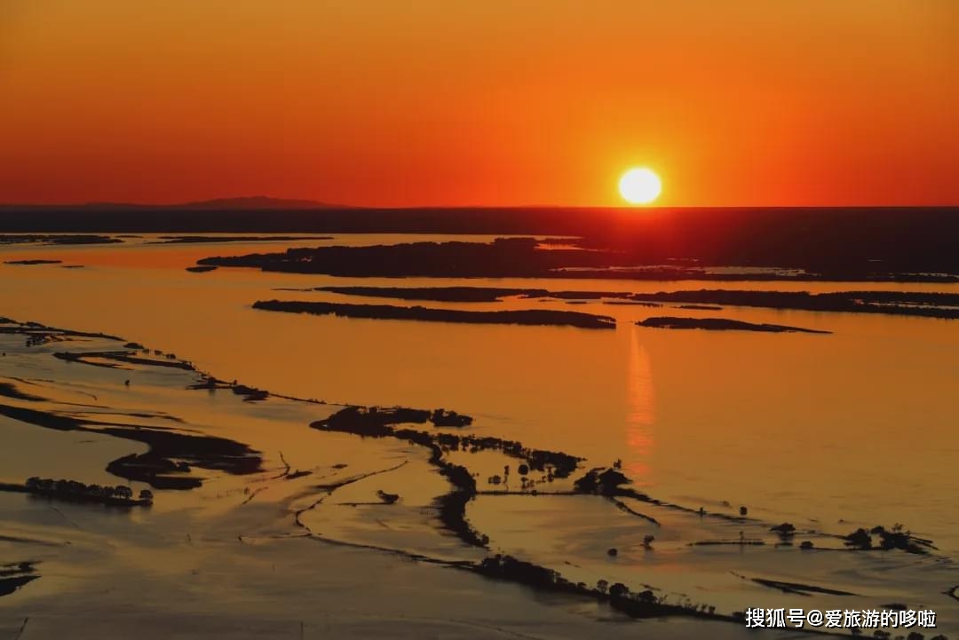 秋日余晖中的金色山脉壮丽画卷