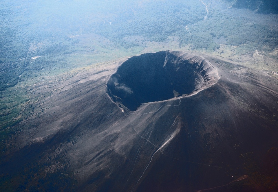 探访史前遗迹，探寻世界最古老火山，解读地质演变之谜