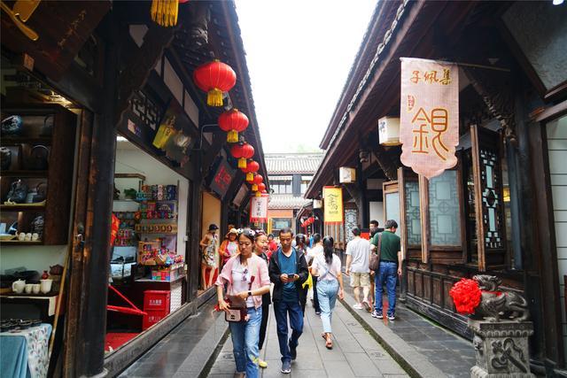 古街时光之旅，历史感的韵味与时光流转的痕迹