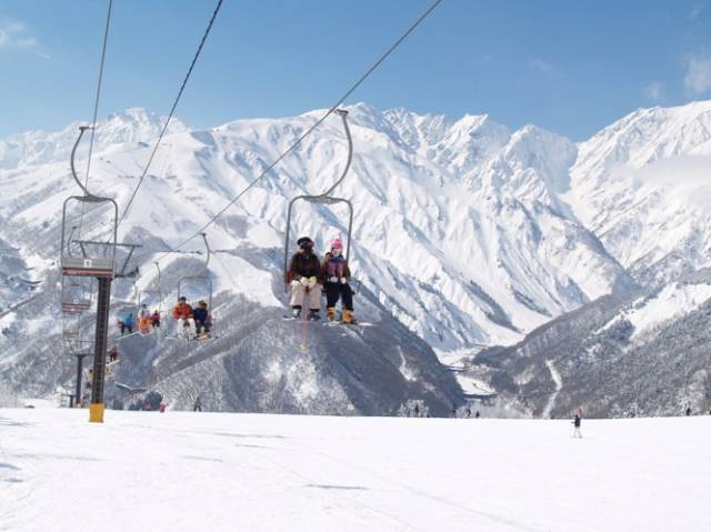 极限滑雪场，雪坡上的勇气与技艺对决