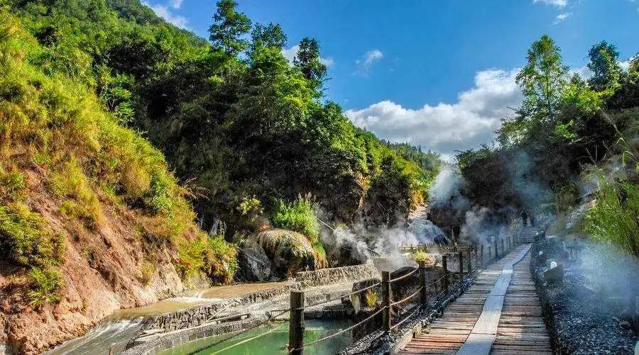 山谷晨曦中的热气球探险之旅