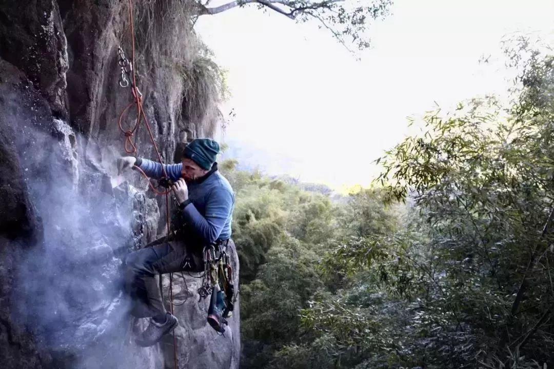 大山深处的攀岩挑战之旅