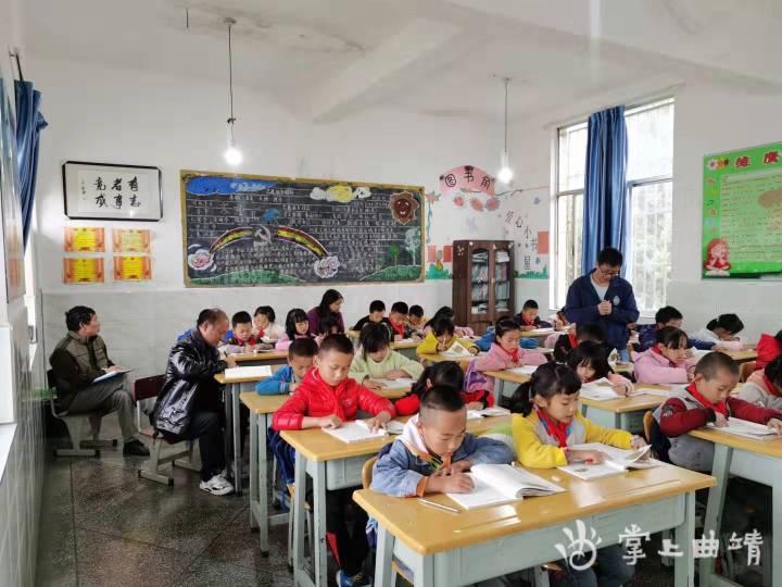 自我评估与同伴评价，推动学习成果进步的双重力量
