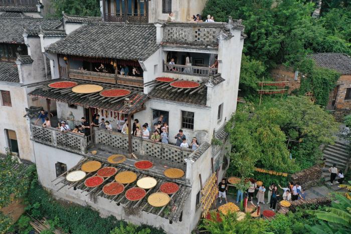 乡土建筑现代化改造与文化传承的融合探索