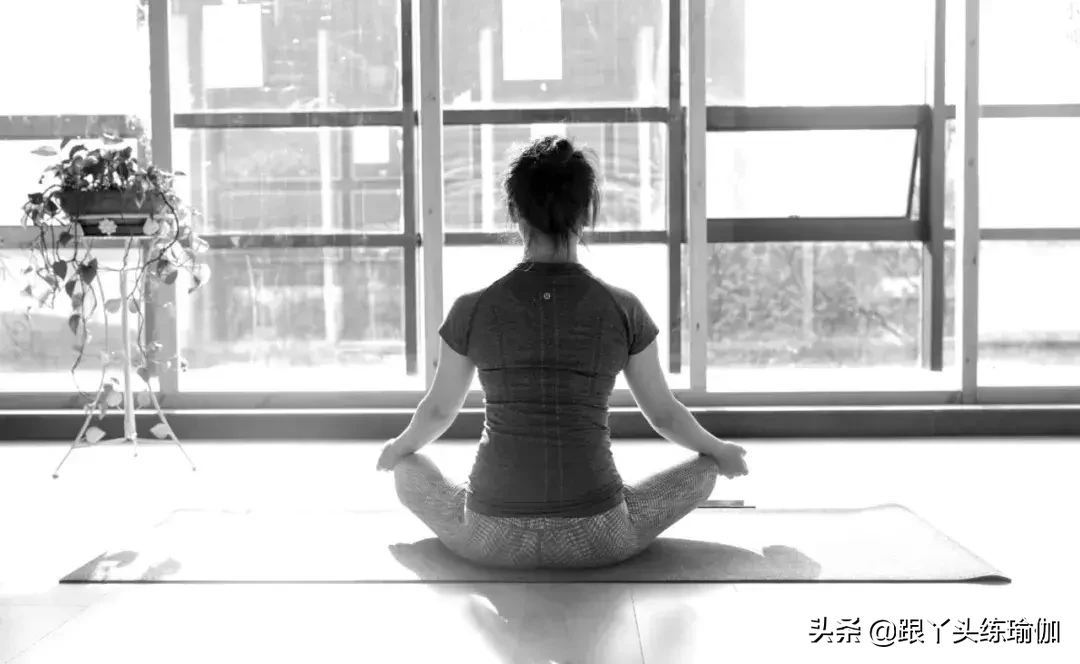瑜伽冥想结合，背痛缓解的秘诀
