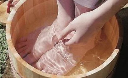 热水泡脚，促进循环与舒缓身心的良方